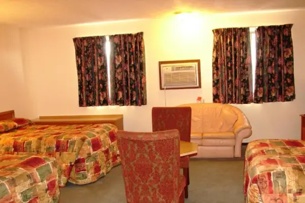 Baxter Inn 4 Less 9